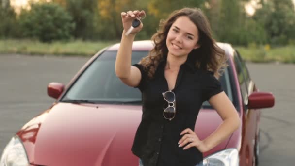 Ευτυχισμένος Κορίτσι Κλειδί Στο Χέρι Από Νέο Αυτοκίνητο — Αρχείο Βίντεο