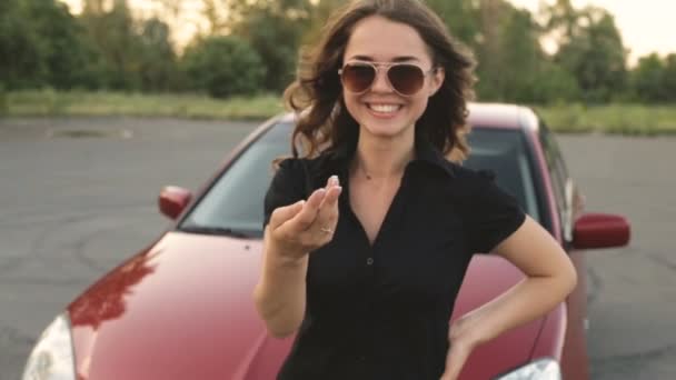 Glückliches Mädchen Mit Schlüssel Der Hand Aus Neuwagen — Stockvideo