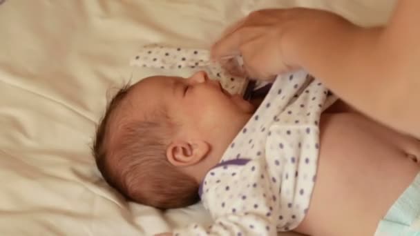 Une Petite Fille Pleure Pleine Vidéo — Video