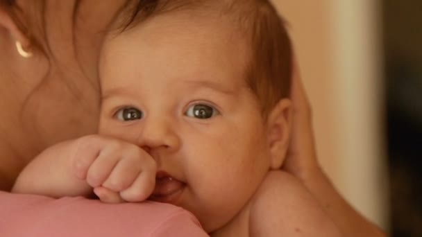 Moeder Houdt Een Pasgeboren Baby Haar Armen — Stockvideo