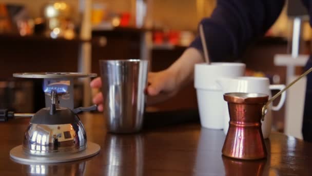 Att göra kaffe i en turkisk — Stockvideo
