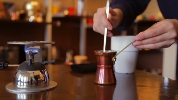 Het maken van koffie in een Turks — Stockvideo