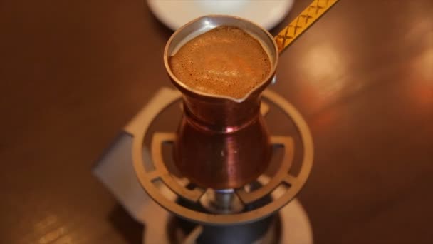 Kaffee kochen in einem türkischen — Stockvideo