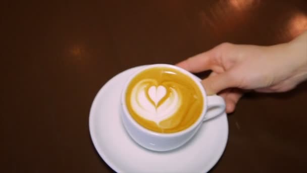 Koffie met slagroom in een witte beker — Stockvideo