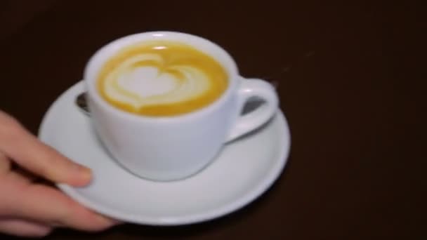 Kaffee mit Schlagsahne in einer weißen Tasse — Stockvideo