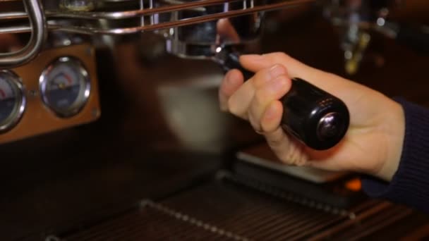Cafetera haciendo café expreso capuchino — Vídeo de stock