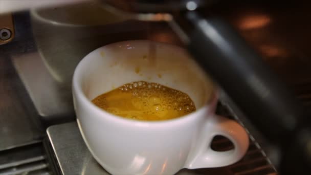 Koffiezetapparaat maken van cappuccino espressokoffie — Stockvideo