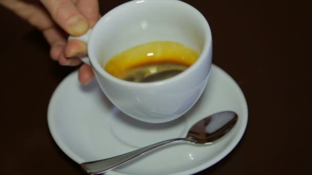 Barista verse du lait frais dans le café. Cappuccino .