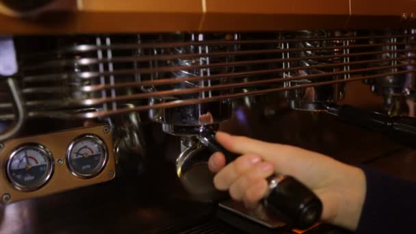 Kaffeemaschine zur Herstellung von Cappuccino-Espresso — Stockvideo