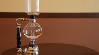 Alternatif kahve hazırlama yöntemleri. Bir cam şişe içinde demlenmiş kahve