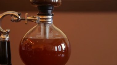 Alternatif kahve hazırlama yöntemleri. Bir cam şişe içinde demlenmiş kahve