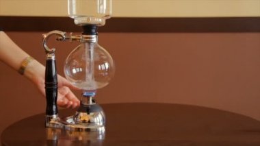 Alternatif kahve hazırlama yöntemleri. Bir cam şişe içinde demlenmiş kahve
