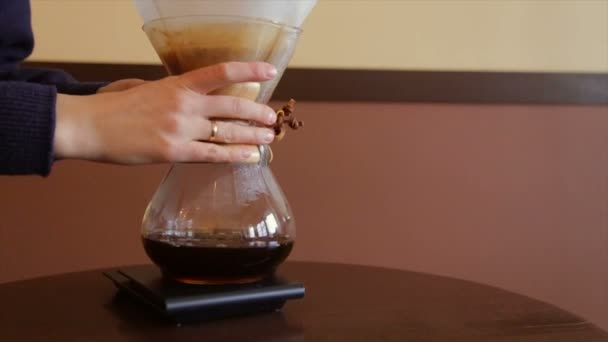 Barista Sacude Lentamente Café Preparado Frasco — Vídeos de Stock