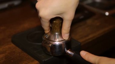 Barista kahve boynuz içinde karıştırıcılar