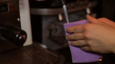 Barista kahve makinesi bir buhar boru olarak çoğaltılır.