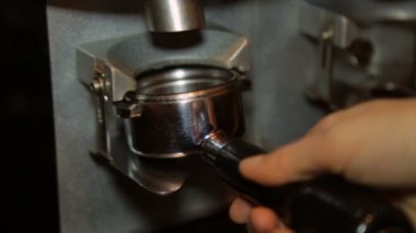 Bileme ve portafilter için çekilmiş kahve değirmeni üzerinden dağıtımı Barista.