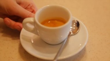 Bir profesyonel kahve makinesi kullanılarak yapılan en yüksek kalitede İtalyanca, Espresso kahve