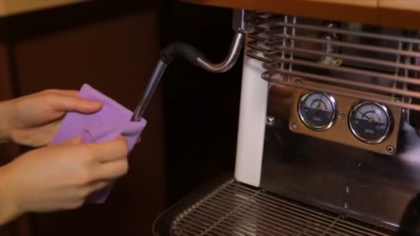 Barista Bringt Eine Dampfpfeife Einer Kaffeemaschine Hervor — Stockvideo