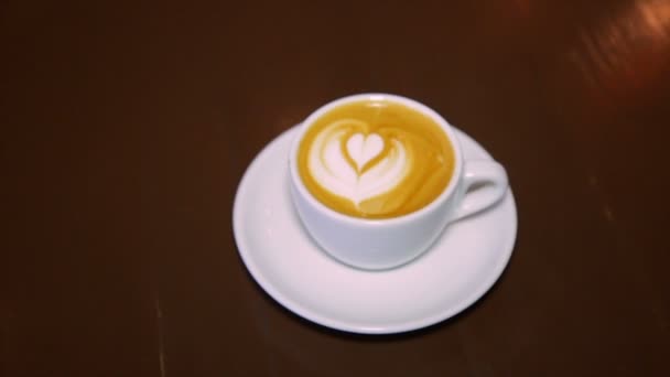 Kaffee Mit Schlagsahne Einer Weißen Tasse — Stockvideo