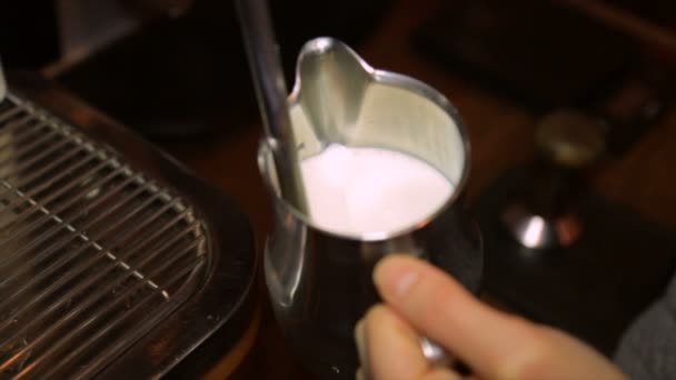 バリスタは コーヒーに牛乳を注ぐ カプチーノ — ストック動画
