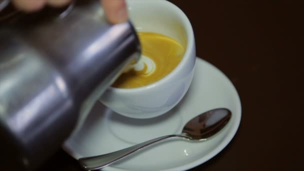Barista Giet Verse Melk Koffie Cappuccino — Stockvideo
