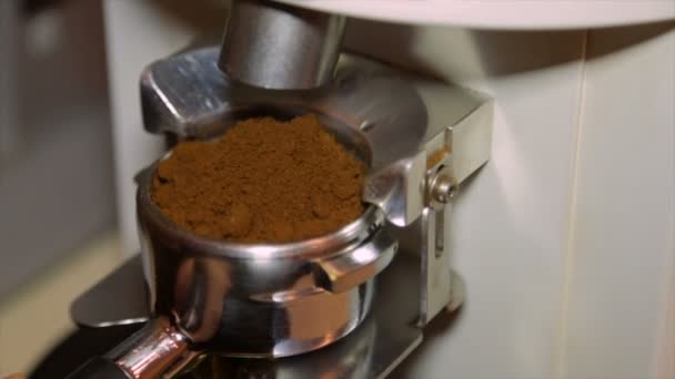 Barista Λείανση Και Παροχή Αλεσμένος Καφές Από Μύλο Portafilter — Αρχείο Βίντεο