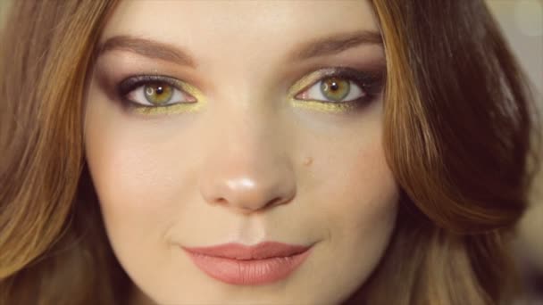 Maravillosa Mujer Sonriente Con Aspecto Encantador Maquillaje Natural Mirando Cámara — Vídeo de stock