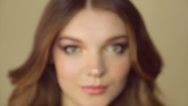 Magnifique Femme Souriante Avec Joli Look Maquillage Naturel Regardant Caméra — Video