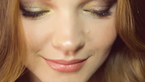 Mulher Sorridente Maravilhosa Com Olhar Encantador Maquiagem Natural Olhando Para — Vídeo de Stock