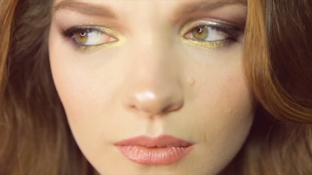 Mulher Sorridente Maravilhosa Com Olhar Encantador Maquiagem Natural Olhando Para — Vídeo de Stock