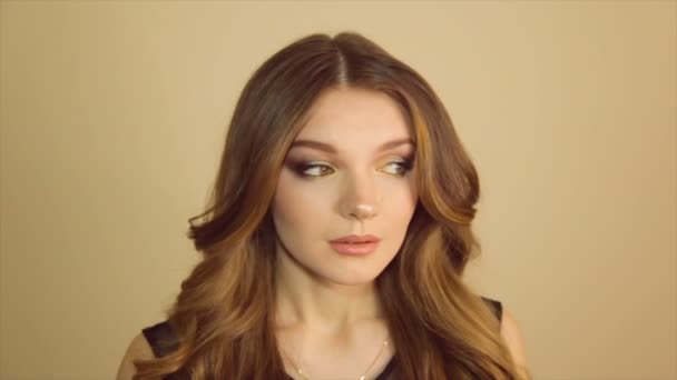 Portrait Une Fille Effrayée Aux Yeux Larges — Video