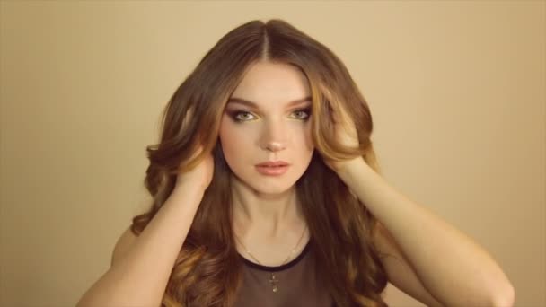 Magnifique Femme Souriante Avec Joli Look Maquillage Naturel Regardant Caméra — Video