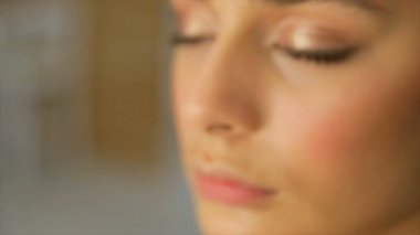 Genç güzel kadın modeli anlamlı bir şekilde kamerayı düz seyir poz. Yakın çekim