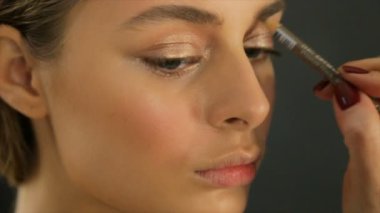 Makyöz kaş düzeltme bir kız için yapar