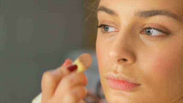 Maquillador Pone Cara Chica Una Crema Frecuencia Voz — Vídeos de Stock