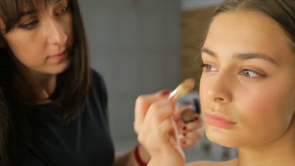 Artista Trucco Mette Sulla Faccia Della Ragazza Una Crema Frequenza — Video Stock