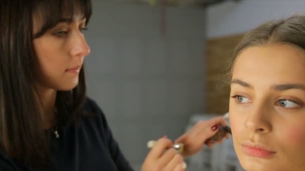 Artista Trucco Mette Sulla Faccia Della Ragazza Una Crema Frequenza — Video Stock