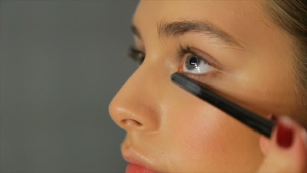 Maquillador Profesional Aplica Una Crema Tonal Cara Del Modelo — Vídeo de stock