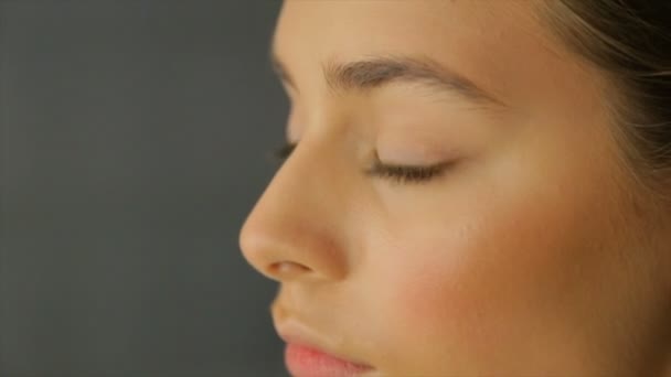 Jovem Modelo Feminino Bonita Posando Expressivamente Olhando Diretamente Para Câmera — Vídeo de Stock