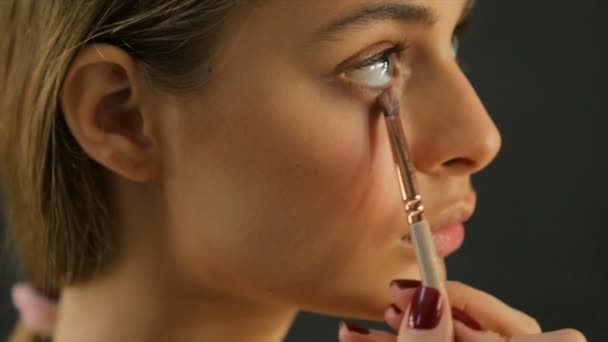 Maquillador Pone Cara Chica Una Crema Frecuencia Voz — Vídeo de stock