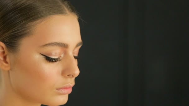Artista Maquillaje Profesional Hace Corrección Cejas Para Modelo — Vídeos de Stock
