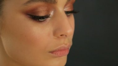 Genç güzel kadın modeli anlamlı bir şekilde kamerayı düz seyir poz. Yakın çekim