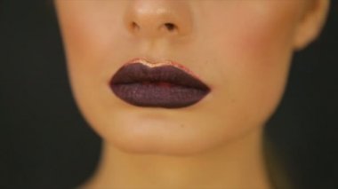 Dudakları koyu rujla boyalı modeli