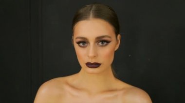 Genç güzel kadın modeli anlamlı bir şekilde kamerayı düz seyir poz. Yakın çekim