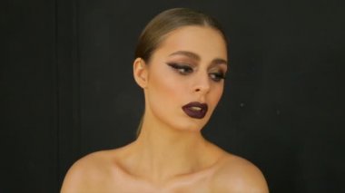 Genç güzel kadın modeli anlamlı bir şekilde kamerayı düz seyir poz. Yakın çekim
