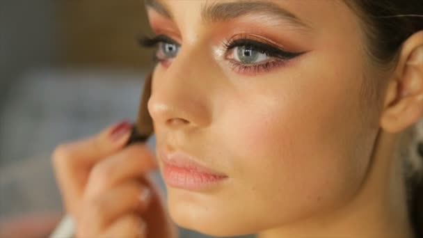 Maquillador Profesional Aplica Maquillaje Cara Del Modelo — Vídeo de stock