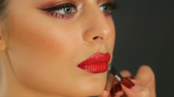 Professionell Makeup Artist Gäller Makeup Framsidan Modellen — Stockvideo
