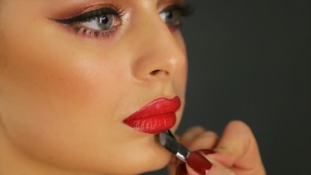 プロのメイクアップ アーティストがモデル顔の化粧を適用します — ストック動画