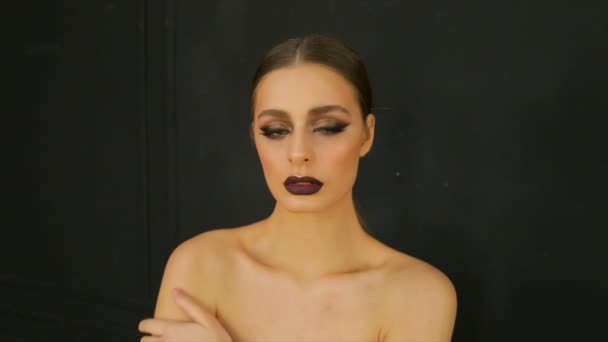 Jovem Modelo Feminino Bonita Posando Expressivamente Olhando Diretamente Para Câmera — Vídeo de Stock