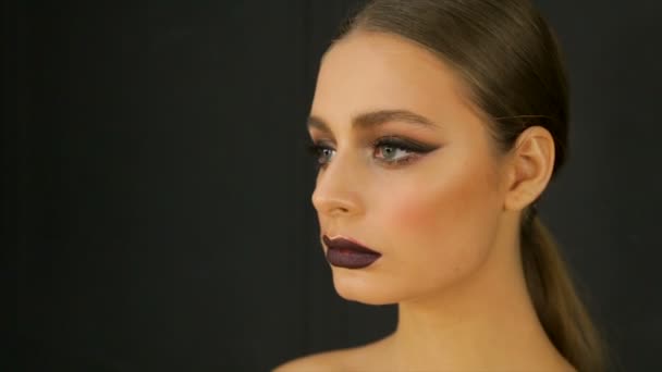 Genç Güzel Kadın Modeli Anlamlı Bir Şekilde Kamerayı Düz Seyir — Stok video